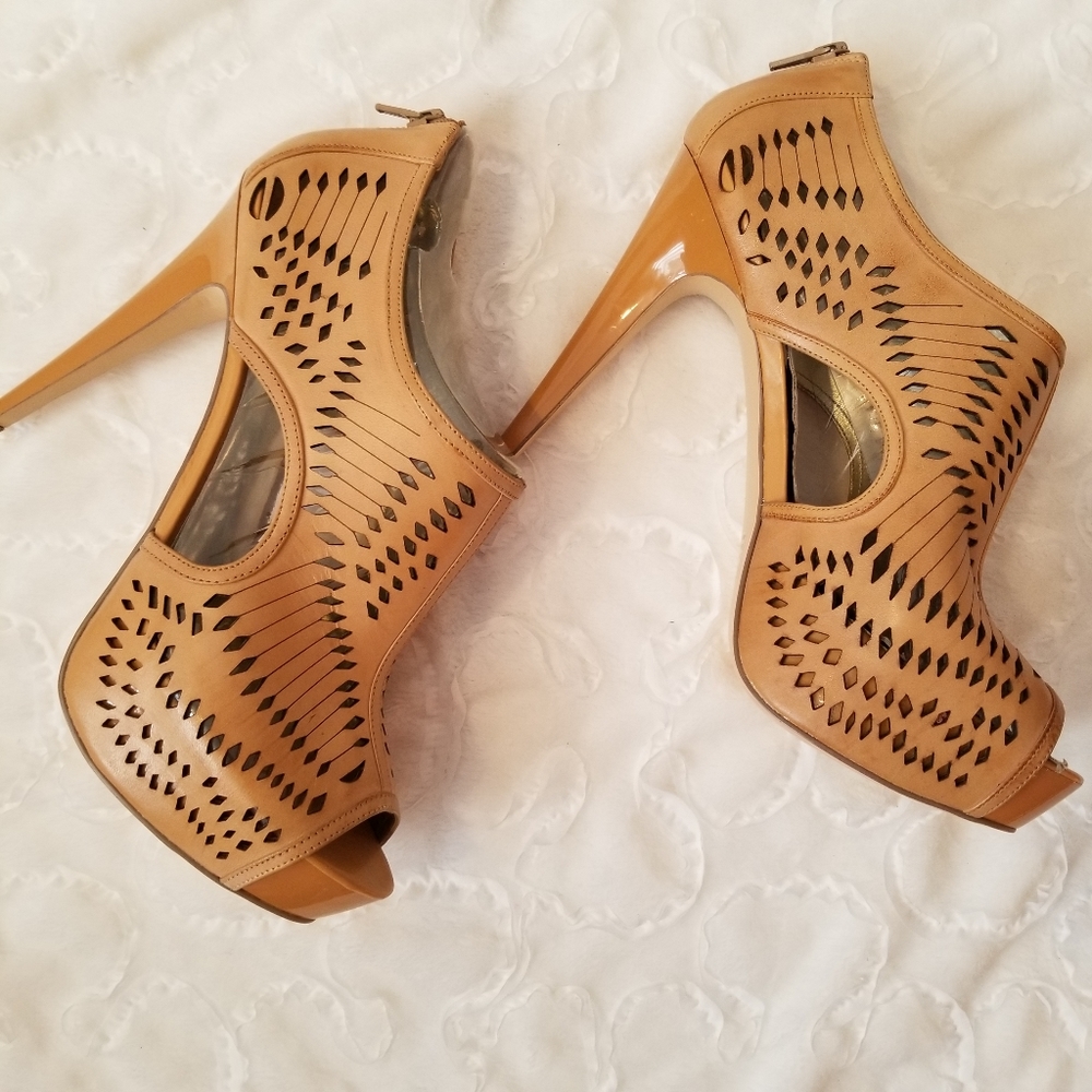 Carlos tan detailed heels size 10